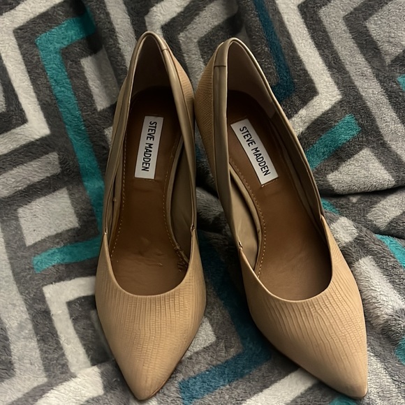 Tan or nude pointed heels - Picture 3 of 9